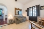 Amplio dormitorio con balcón